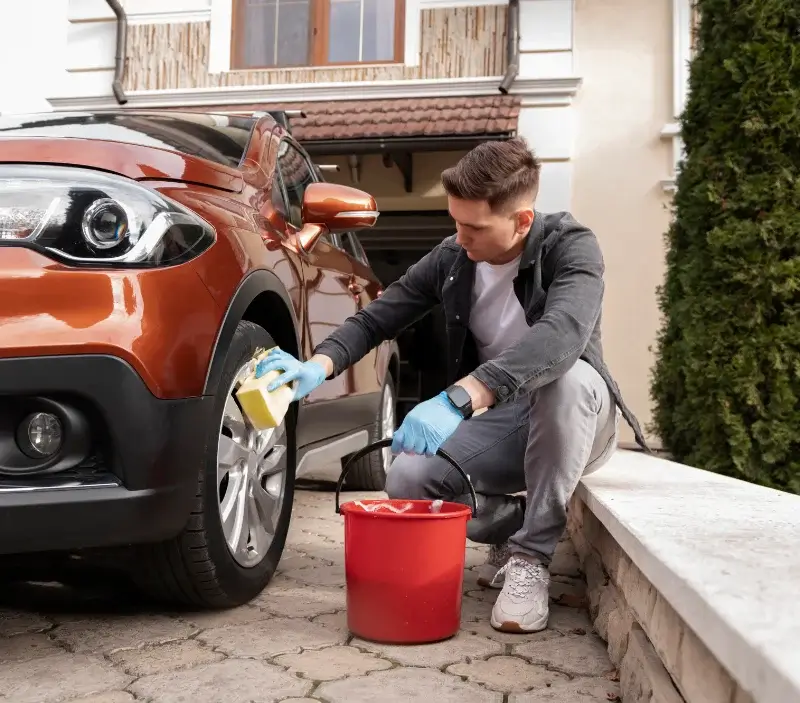 Lavage auto à domicile Le Cateau-Cambrésis : professionnel intervenant sur un véhicule